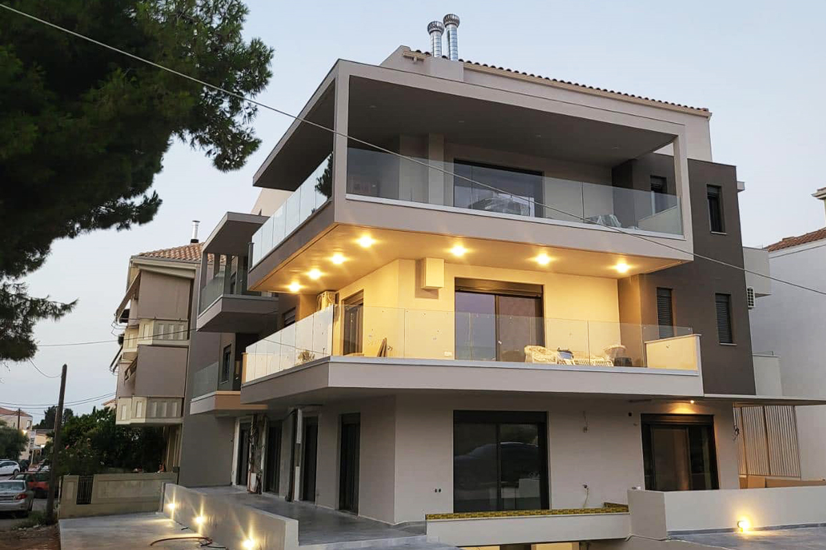 Τριώροφη πολυκατοικία στη Λευκάδα